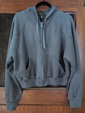 Beyond Yoga Slate/Denim Blue Cropped Zip Hoodie
